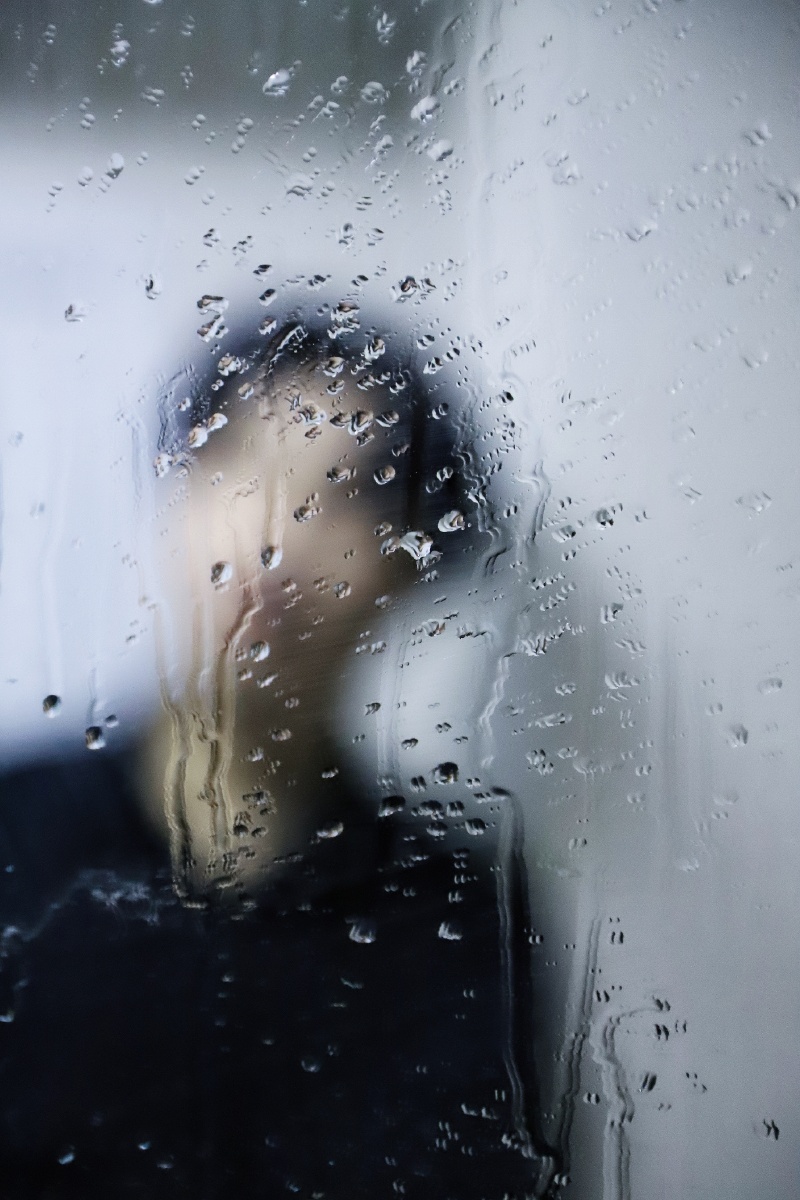 钟声从镜中传来灵魂深处传来共鸣本就不那么坚定的信念轰然倒塌孤寂与