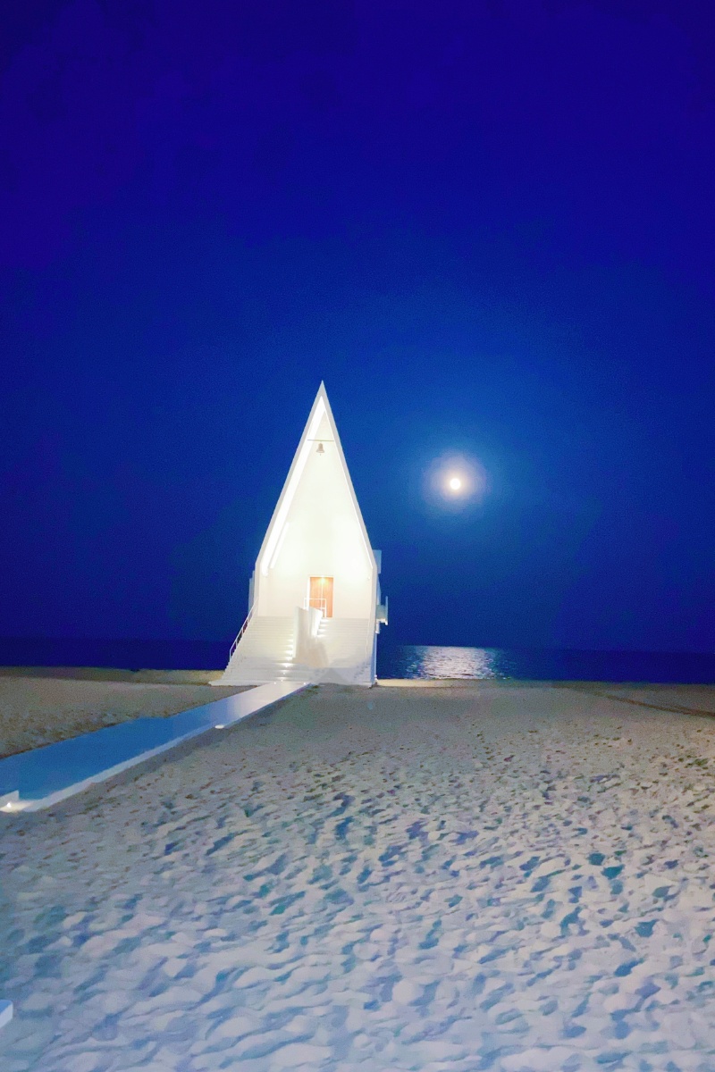 在阿那亚小礼堂月亮海