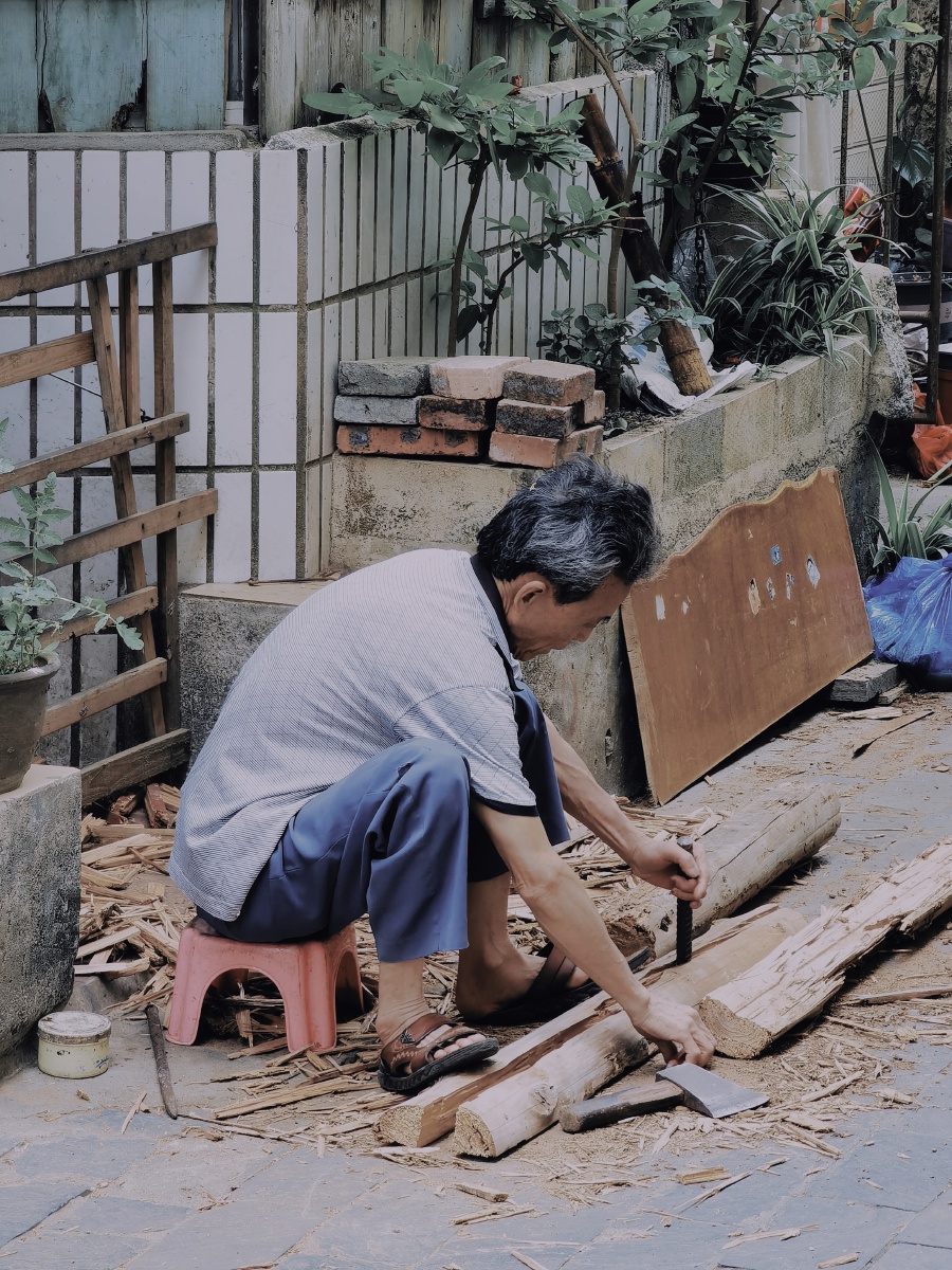 在北海老街的几天做木工活儿成了老爷子生活的日常真好祝老爷子健康