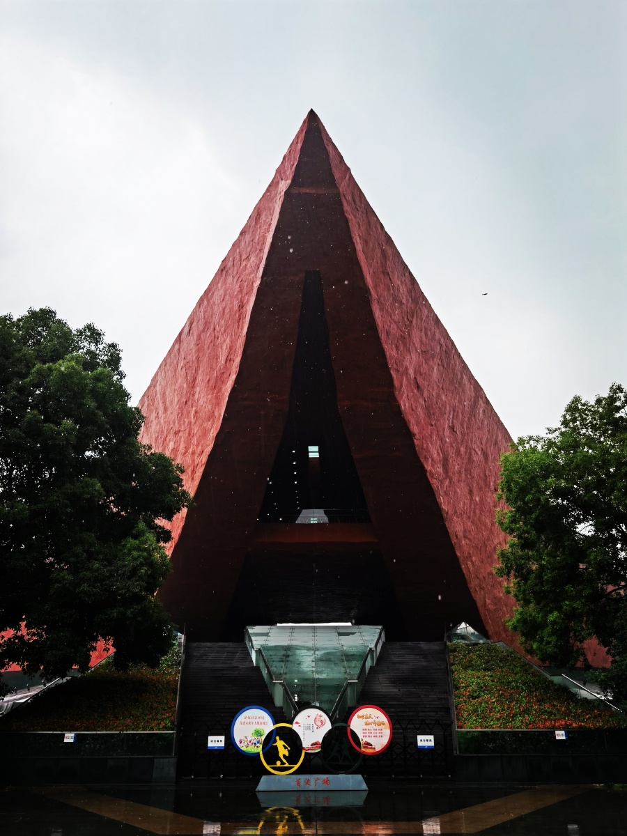 外观和楚国红色调寓意敢为人先的首义精神俯瞰呈v字造型寓意胜利和