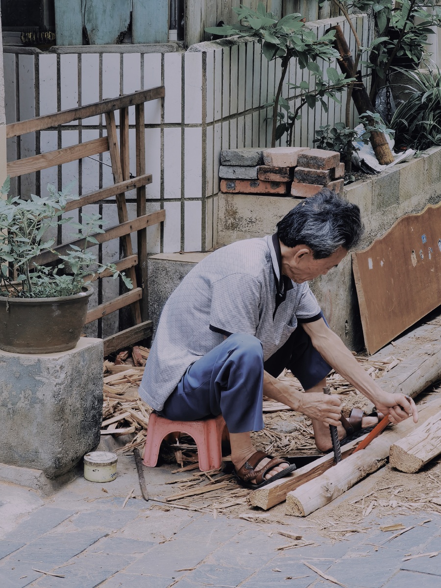 在北海老街的几天做木工活儿成了老爷子生活的日常真好祝老爷子健康
