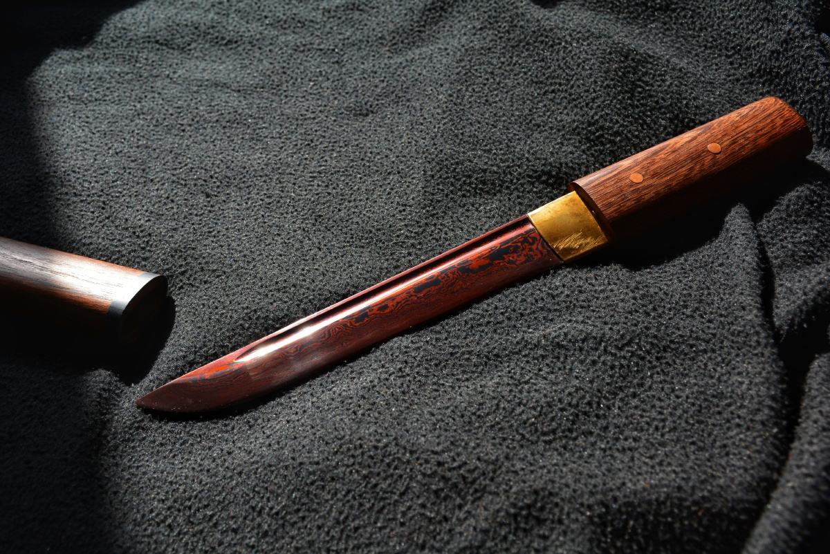 冷兵器艺术品:花纹钢短刀展示