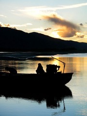 夕阳下的船家