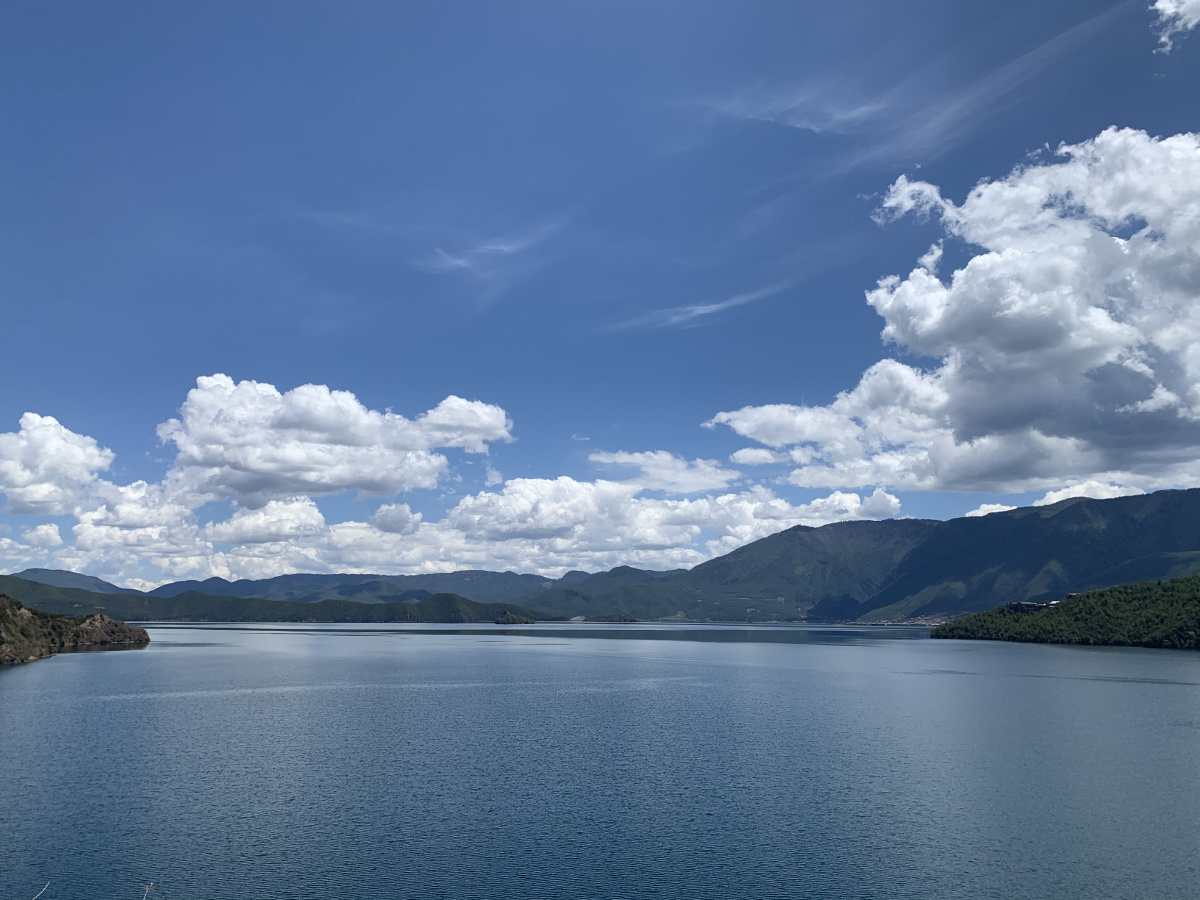湖天一色波光粼粼