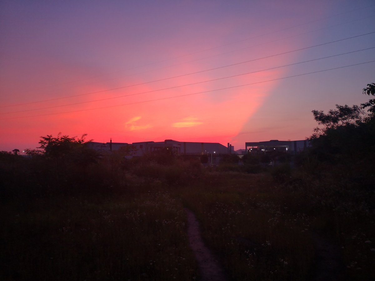 夏天的早晨天空好美好漂亮啊