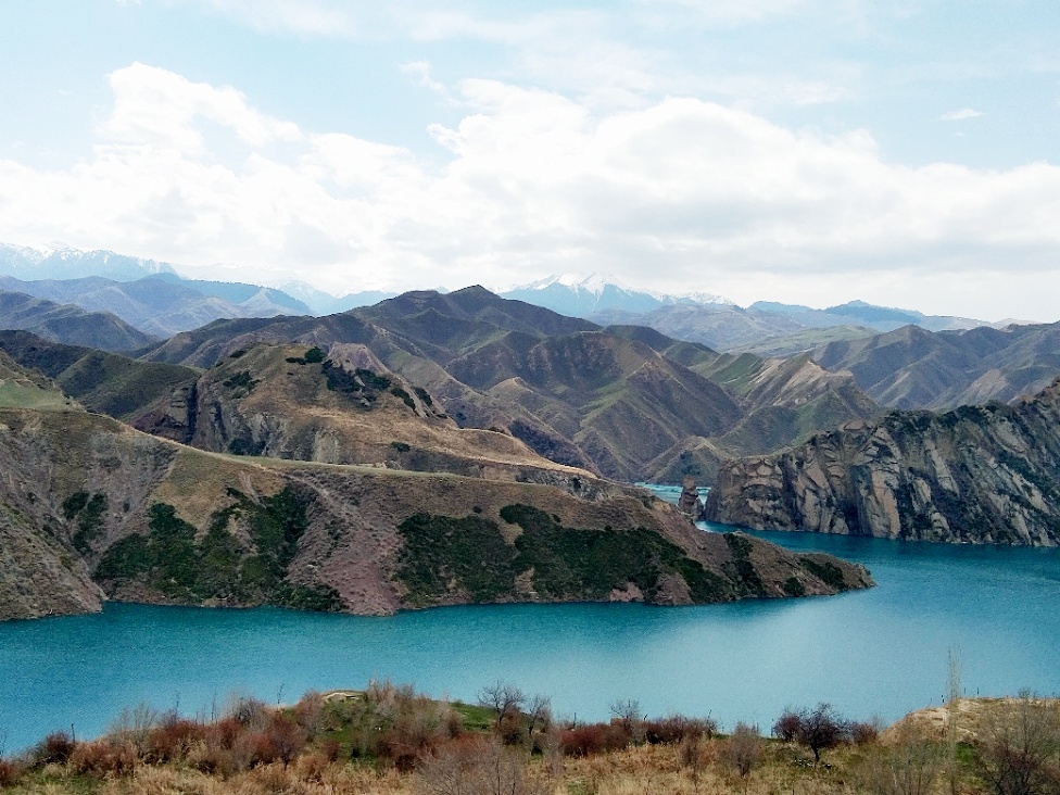 新疆石河子肯斯瓦特水库高山平湖天山之间的蓝宝石