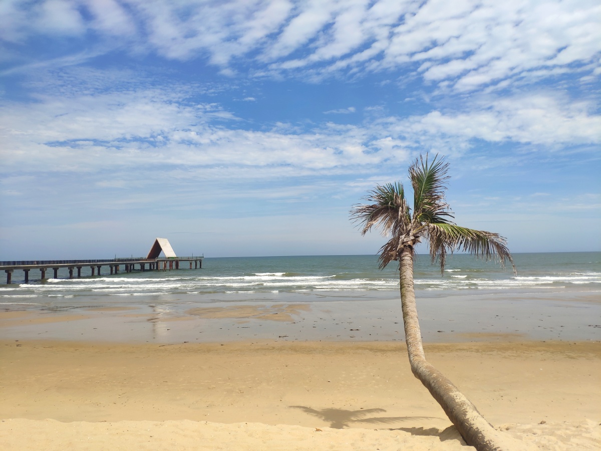 阳光下沙滩上大海边