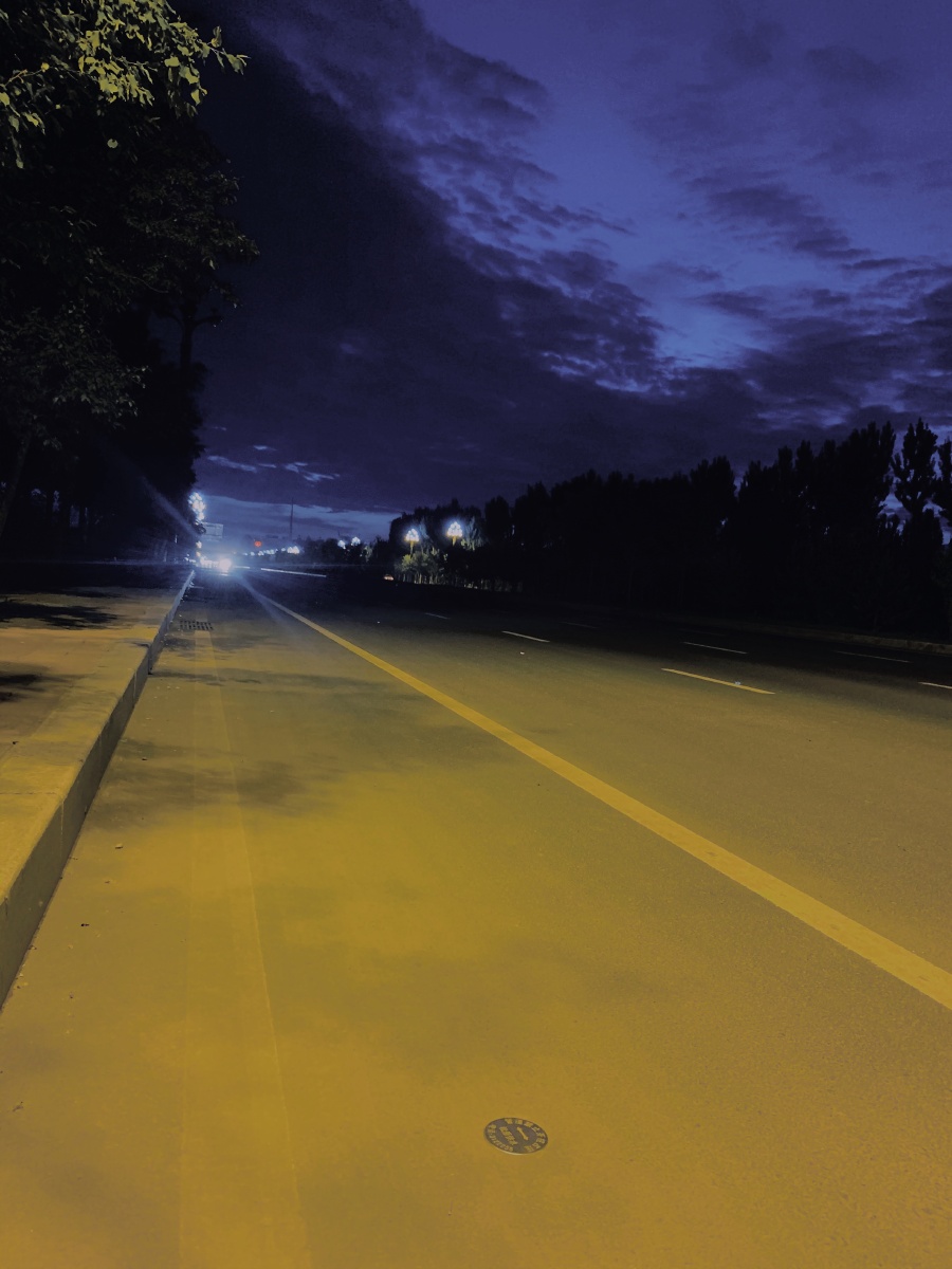 这么黑的夜晚你敢自己一个人在外面吗我不敢但是我好无奈啊