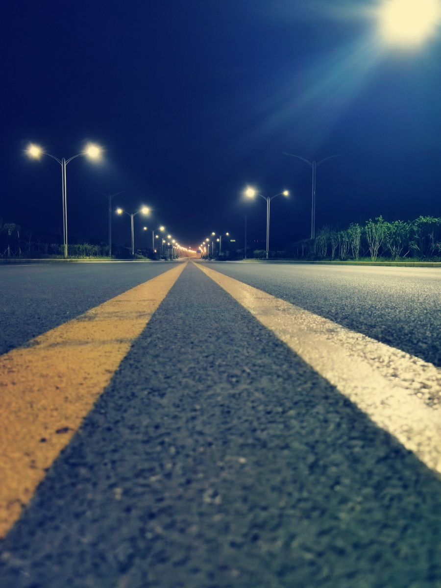 凌晨两点半马路上的双黄线