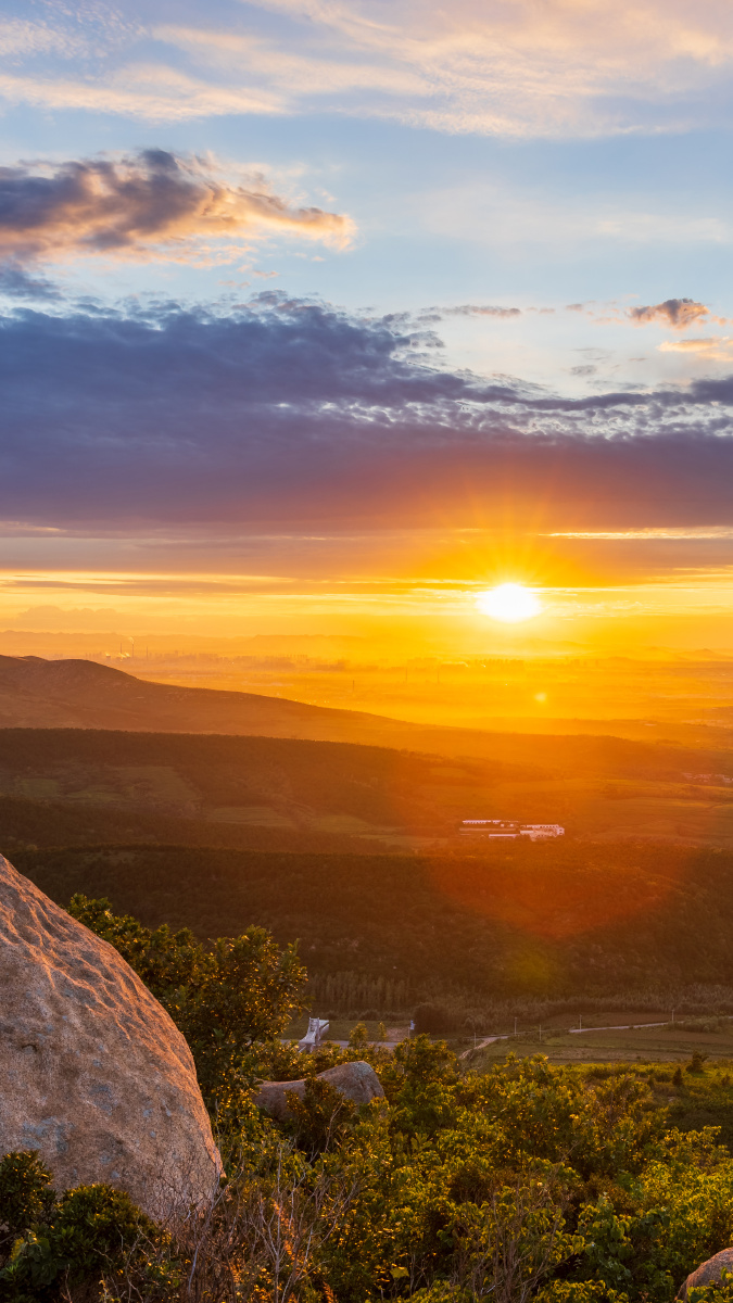 阜新丁香岭登高远眺山峦被夕阳渲染我们的小城在天边