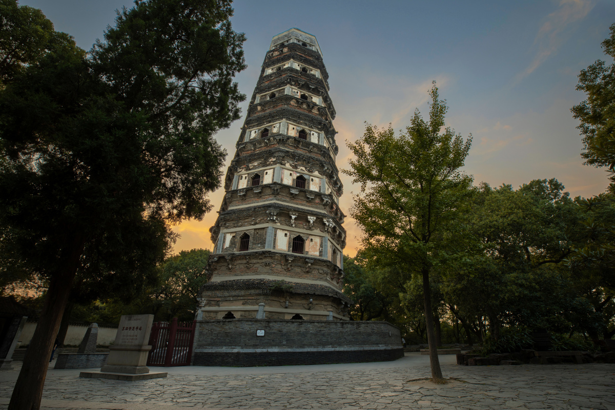 苏州旅行虎丘塔这是东方的比萨斜塔始建于五代十国苏东坡来过唐伯虎也