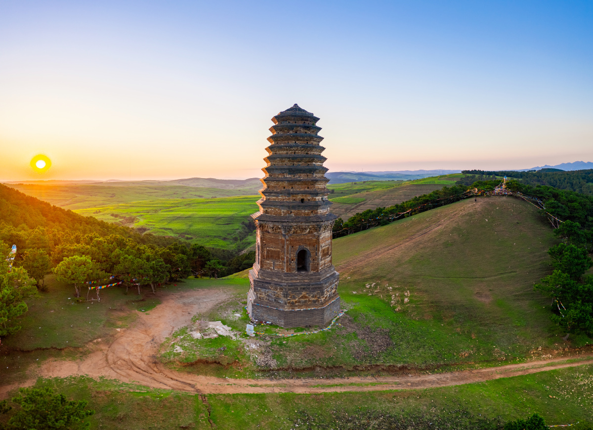 红帽子古城古时叫做成州山坡上的古塔是阜新现存的3座辽塔之一
