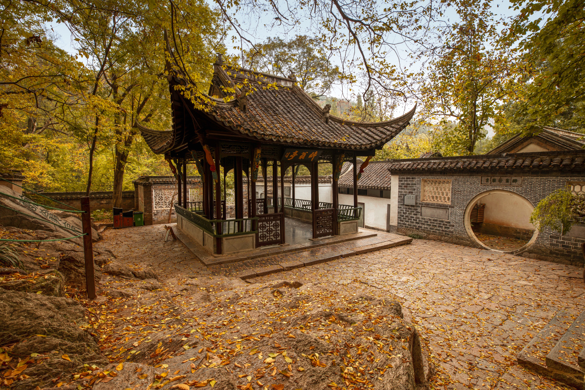 醉翁亭前秋风落叶