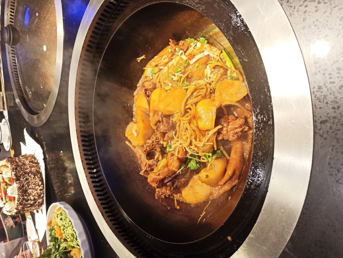 铁锅炖鱼炖小笨鸡