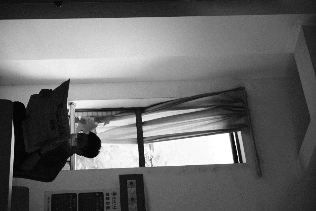 一个人在教室后窗口