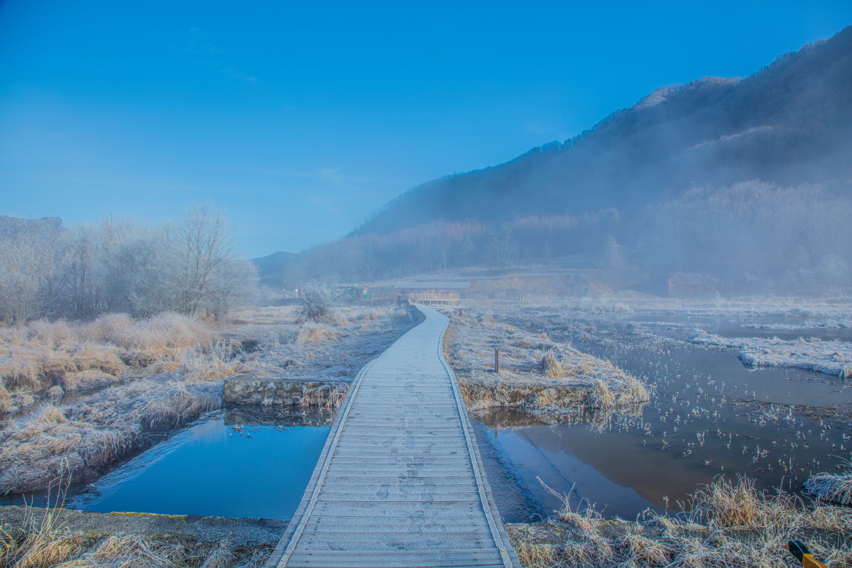 冬季神农架大九湖晨雾原来美成这样宁静的湖水白白的雪花升起的晨雾