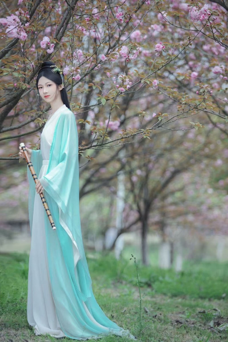 仙子入凡尘67樱花树下停春尽夏将至缘何不见君