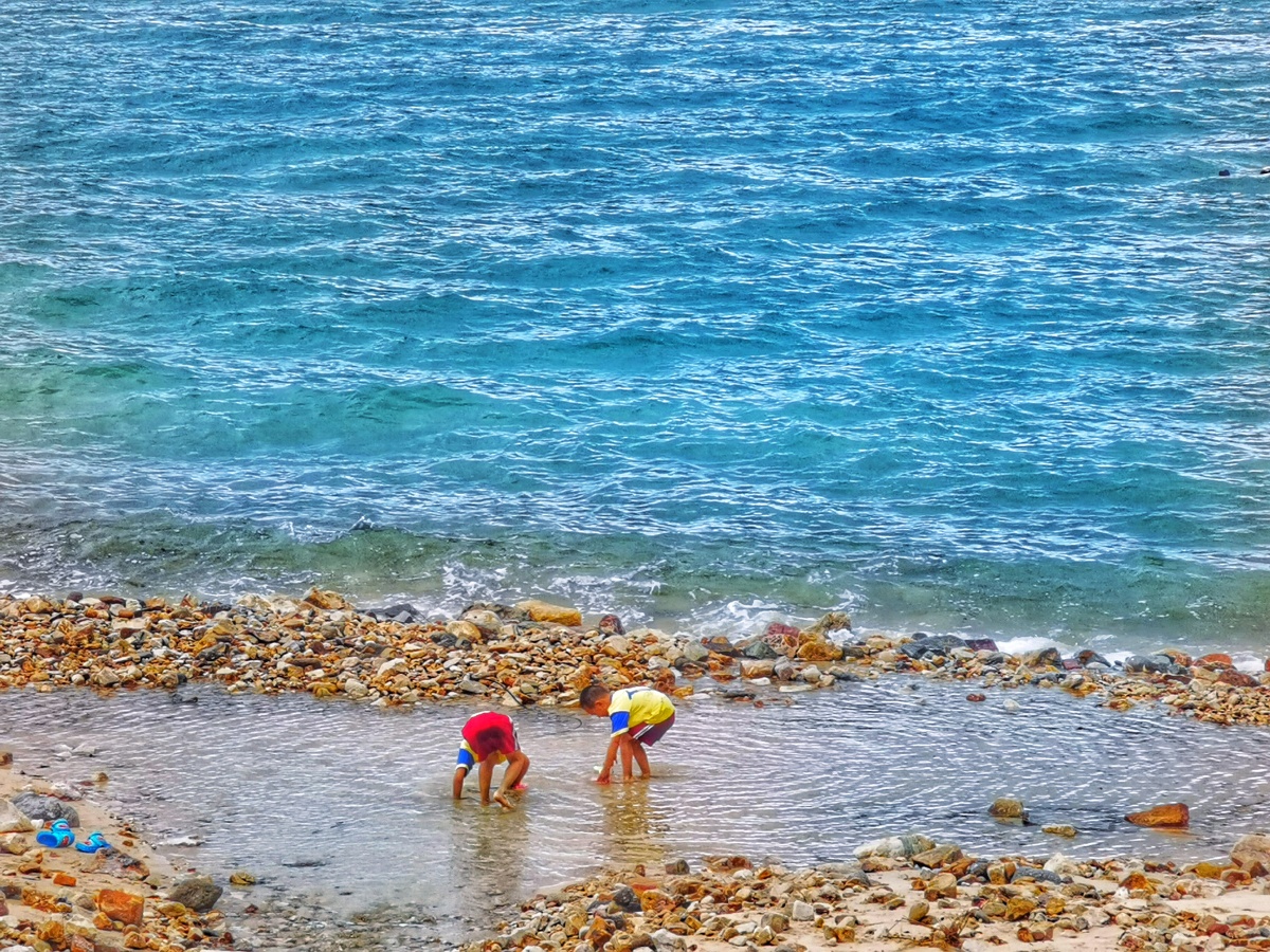 孩子在海滩玩沙