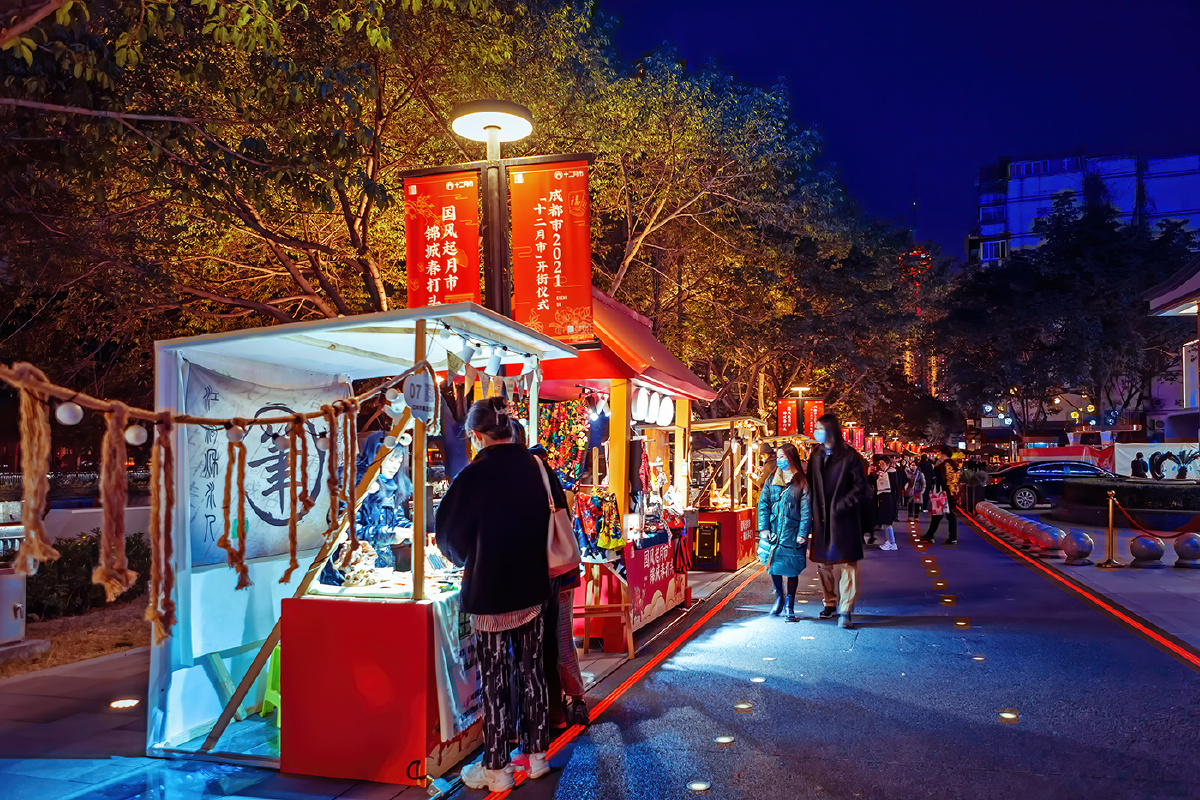 成都望平街有一条特别火的美食街香香巷巷长不过百米宽仅三米左右极其