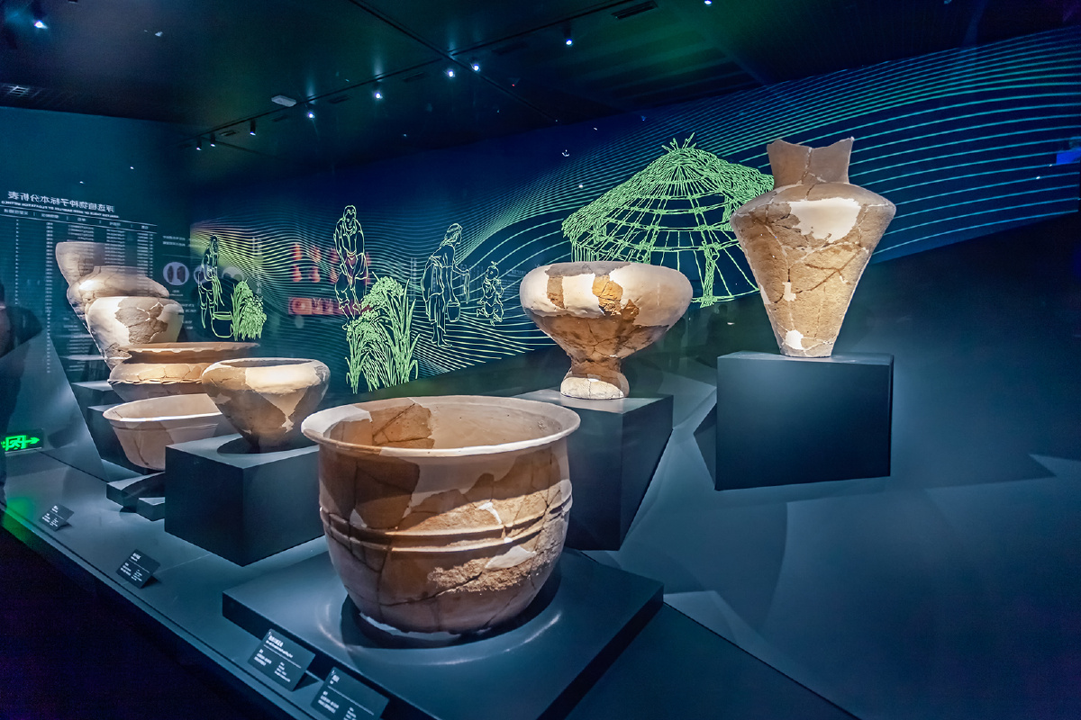 《三星堆》三星堆古遗址位于四川省广汉市西北的鸭子河南岸,分布面积