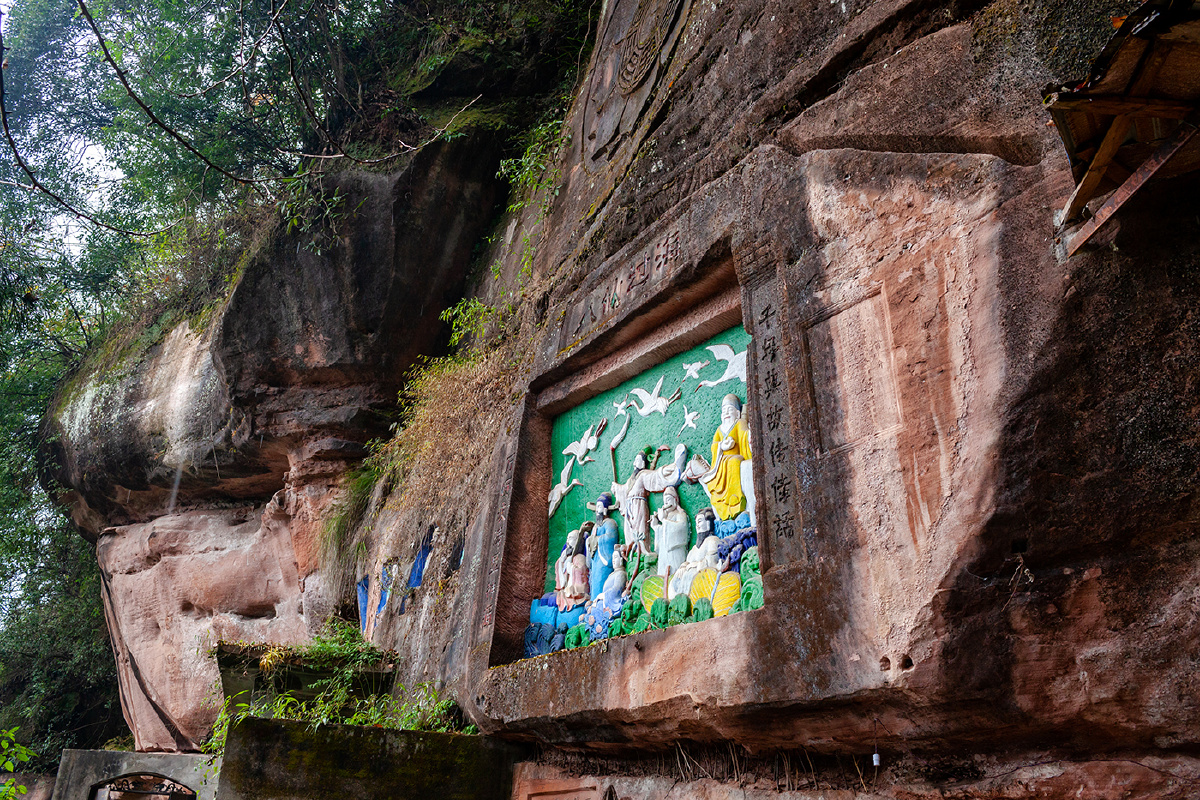 岩上有十五窟,三十五龛,大小摩崖造像一千