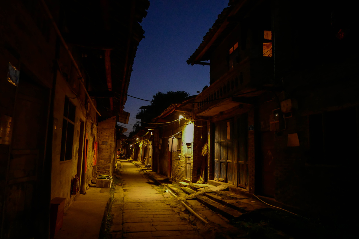 老街的夜晚很静带着泛黄的味道灯光很温暖将整条街照得忽明忽暗