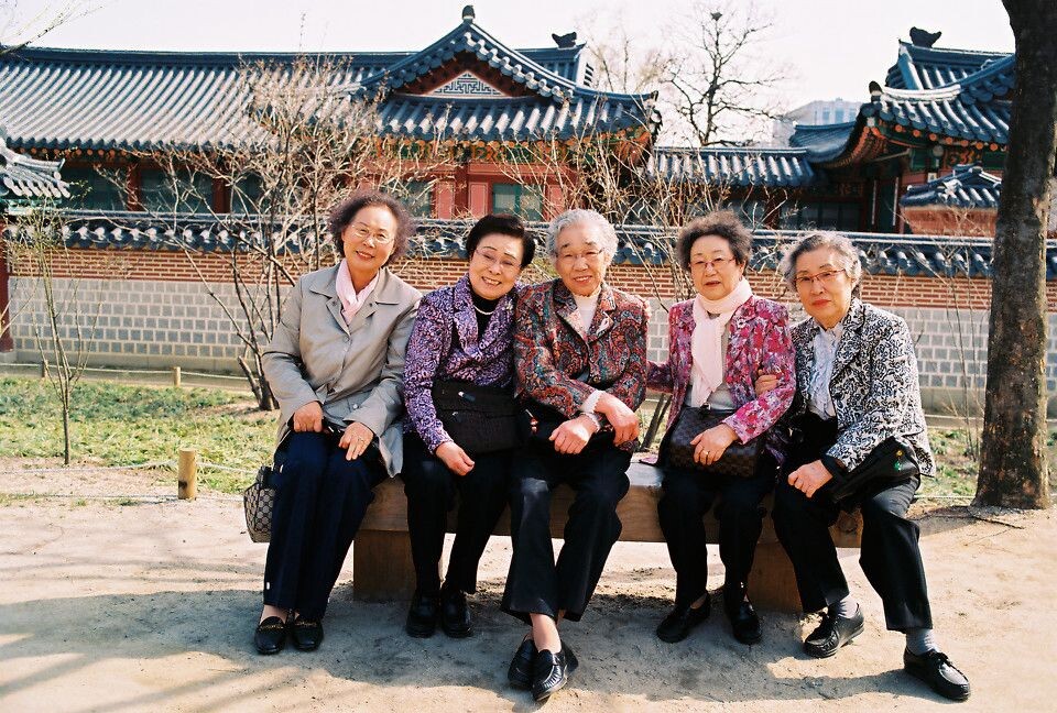 同学聚会<br />
她们以前是同学，真的很难得