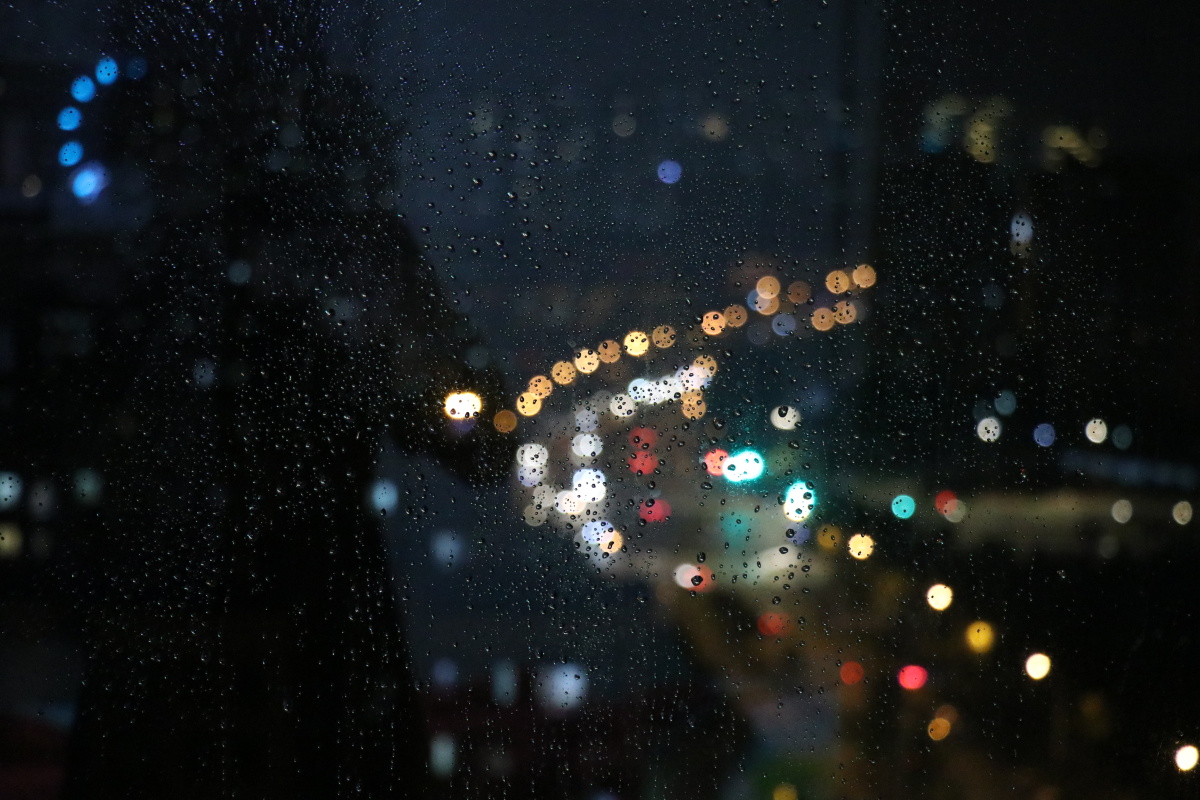 雨夜窗前一个人的凝视