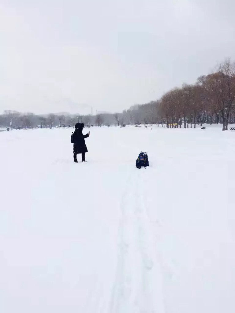 童年是最无忌的时光，有妈妈在身旁。
