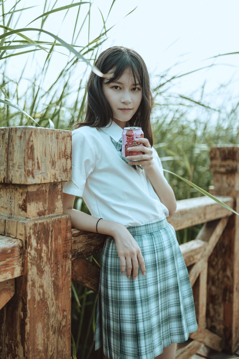 调皮可爱的小姐姐