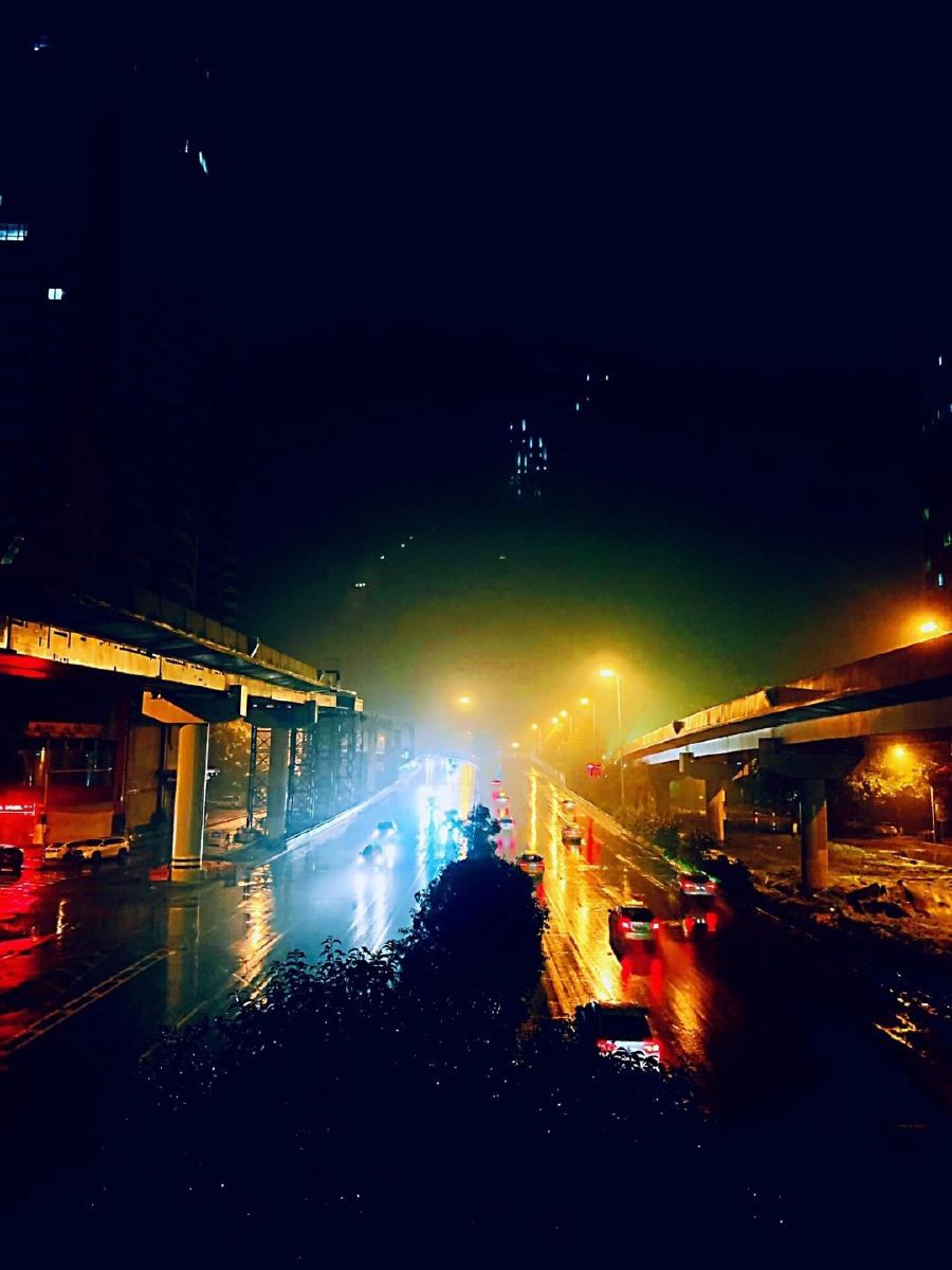 古城西安的夜雨