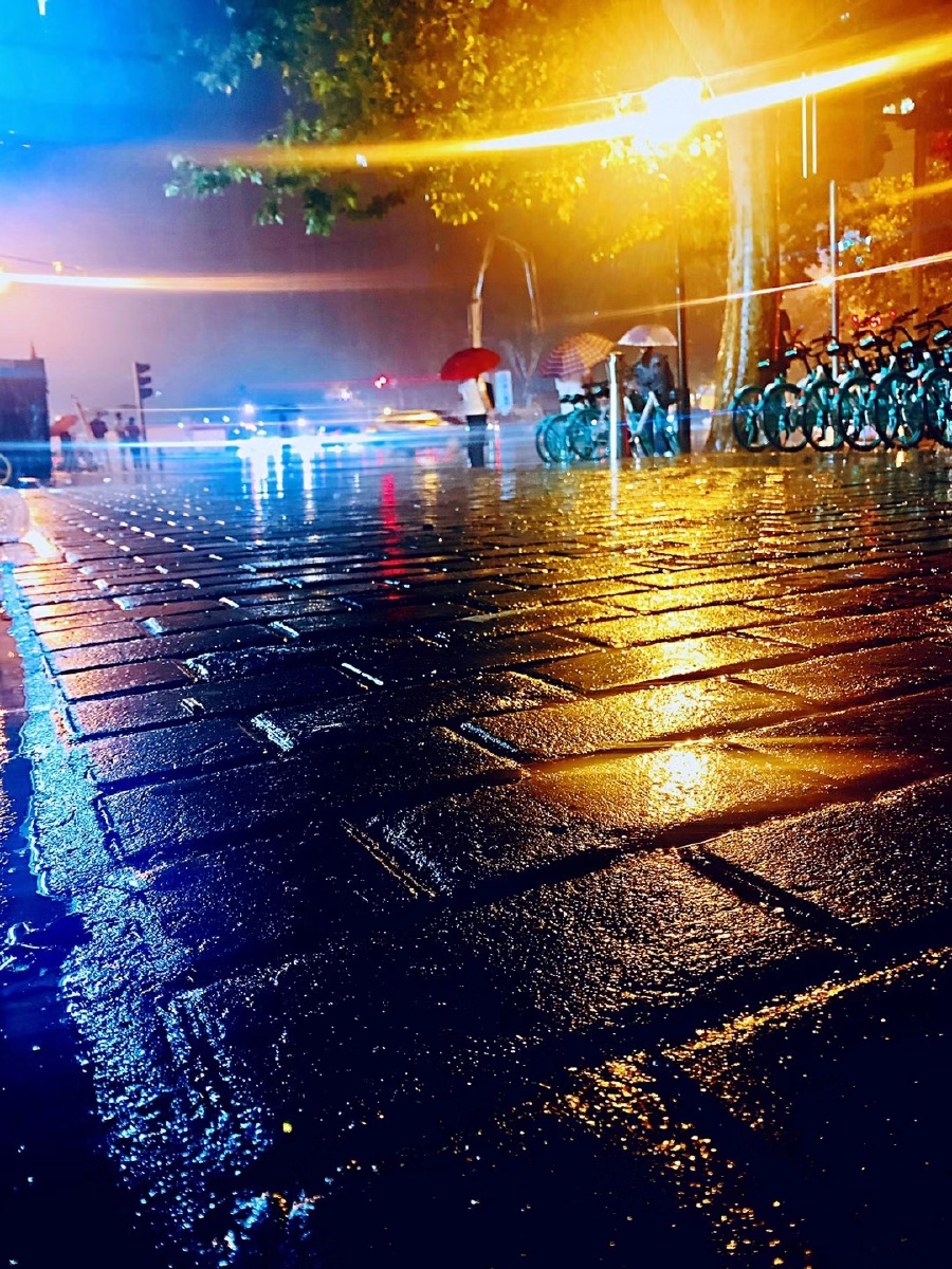 古城西安的夜雨