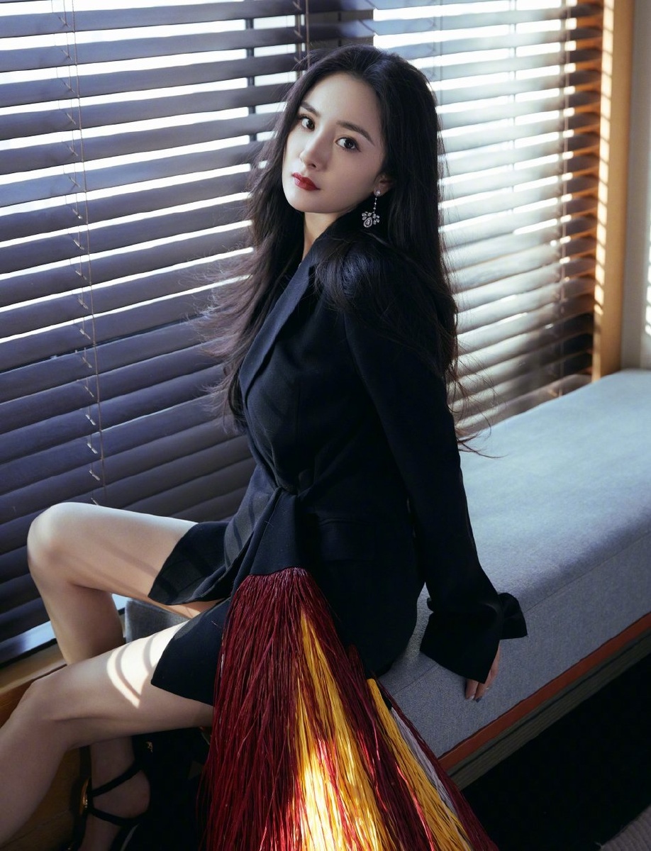 杨幂出席新片发布会穿西装流苏裙露美腿性感霸气67