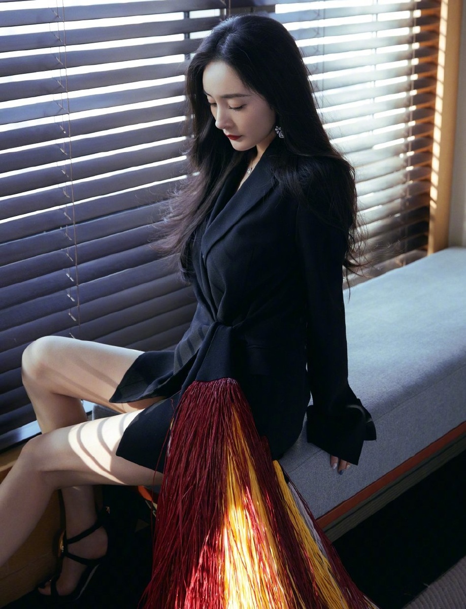 杨幂出席新片发布会穿西装流苏裙露美腿性感霸气67