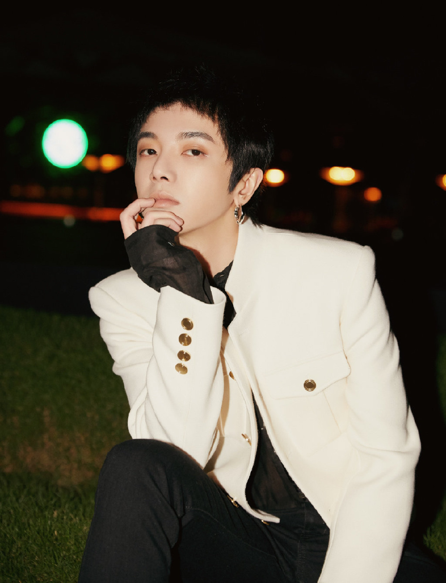 华晨宇宫廷风夹克华晨宇宫廷风夹克搭配黑色衬衫依然是个酷帅的小王子