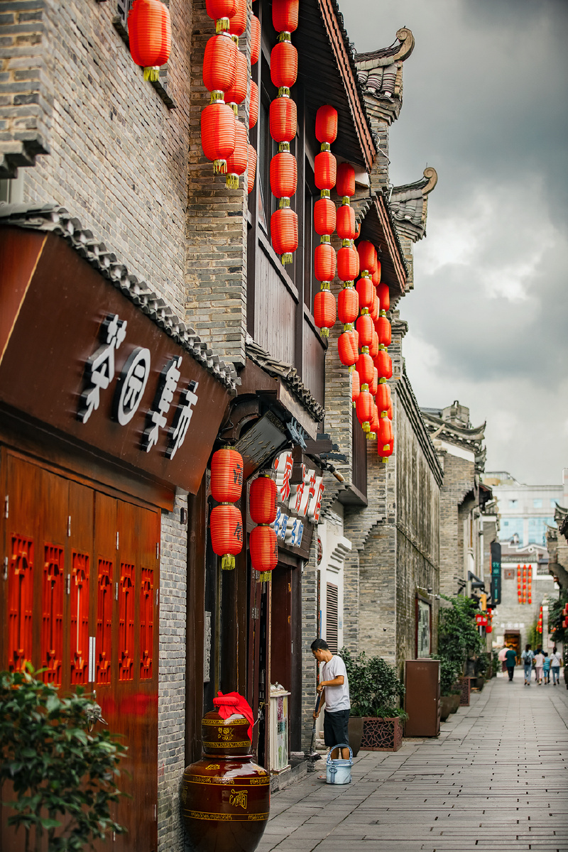 《东西巷》 东西巷是桂林明清时代遗留下的唯一一片历史街巷,是桂林古