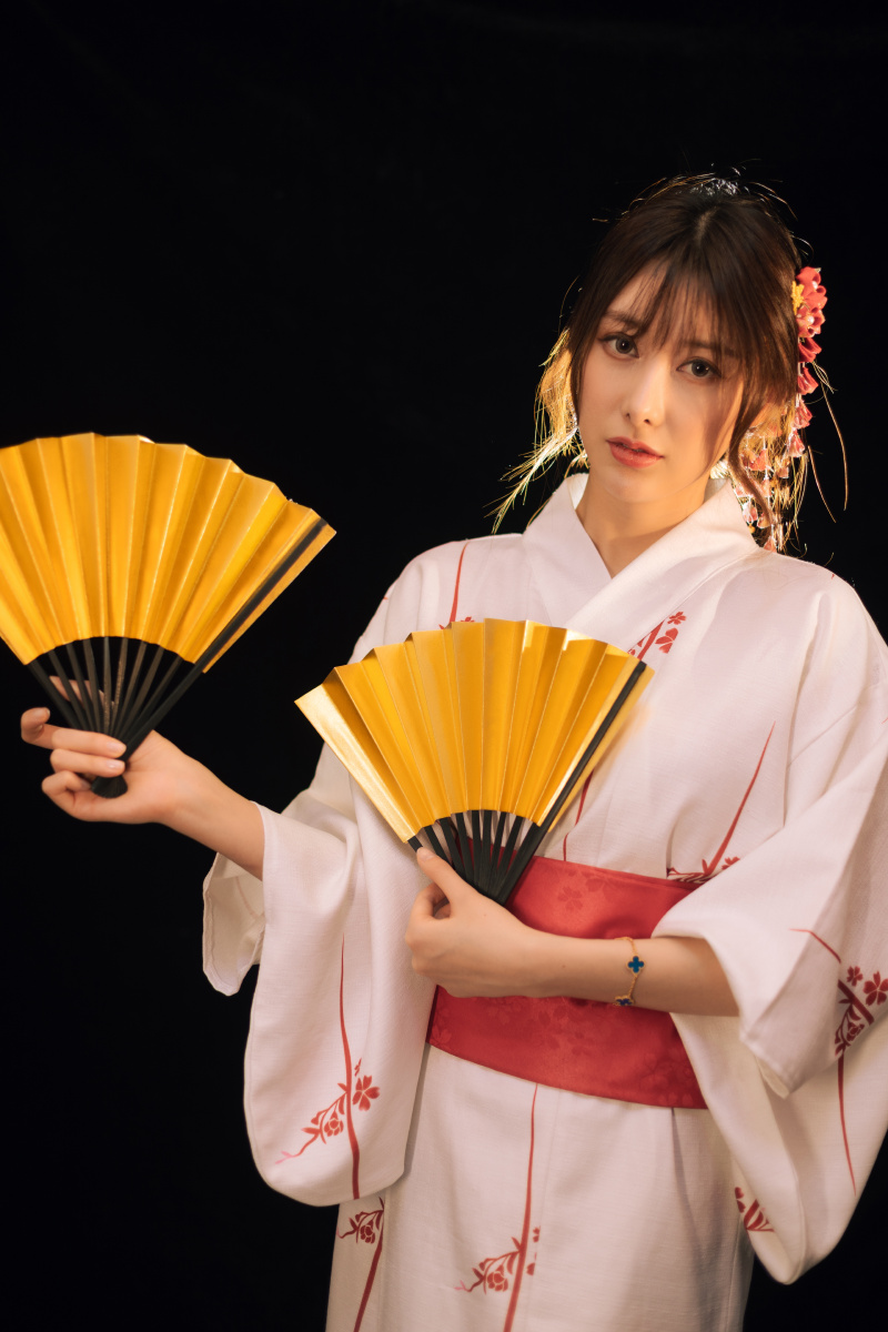 一组神明少女和服