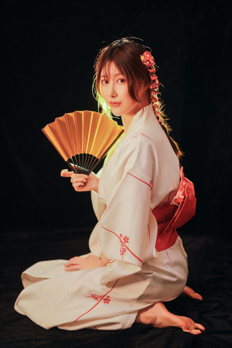 一组神明少女和服