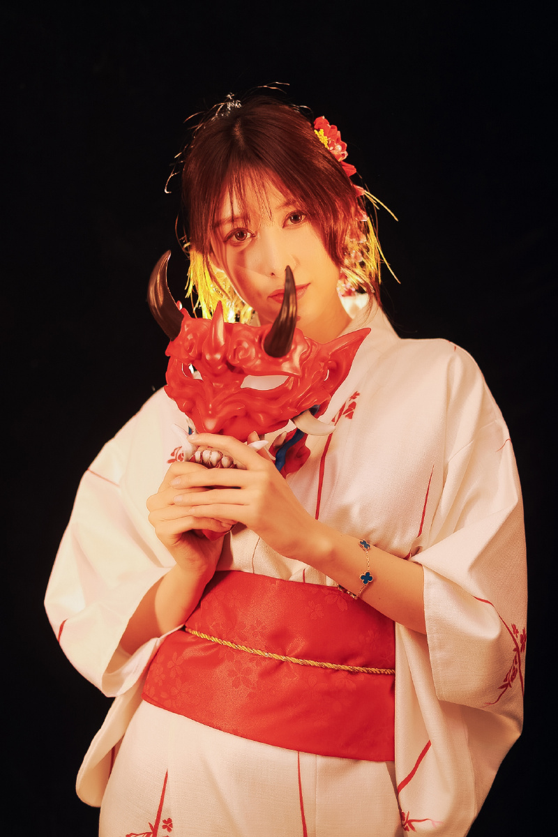 一组神明少女和服