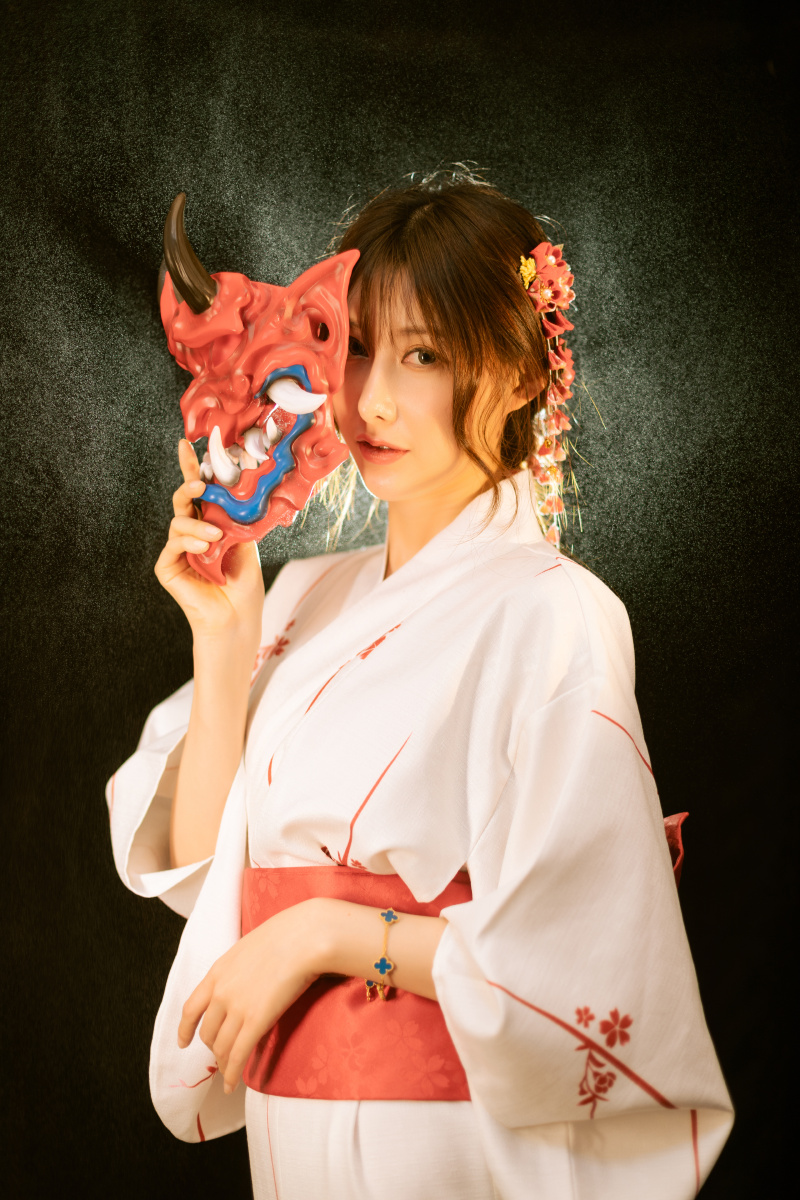 一组神明少女和服