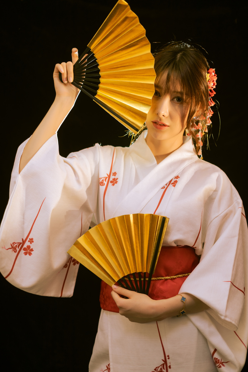 一组神明少女和服