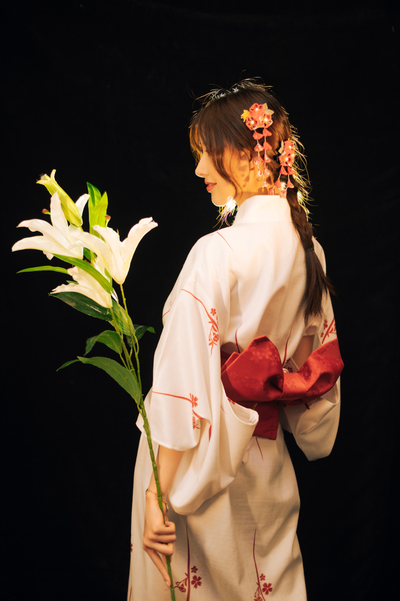 一组神明少女和服