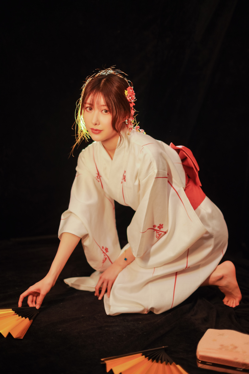 一组神明少女和服