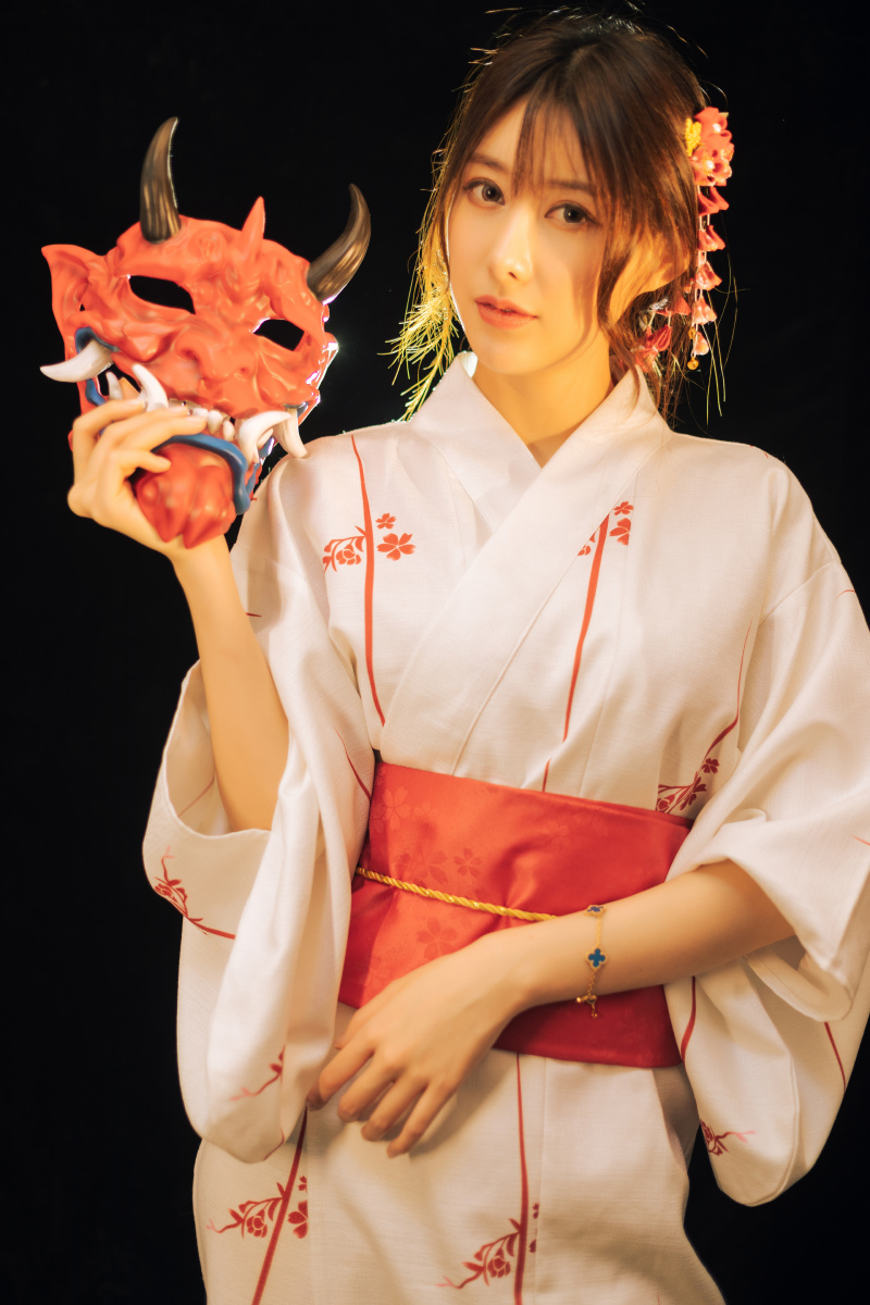 一组神明少女和服