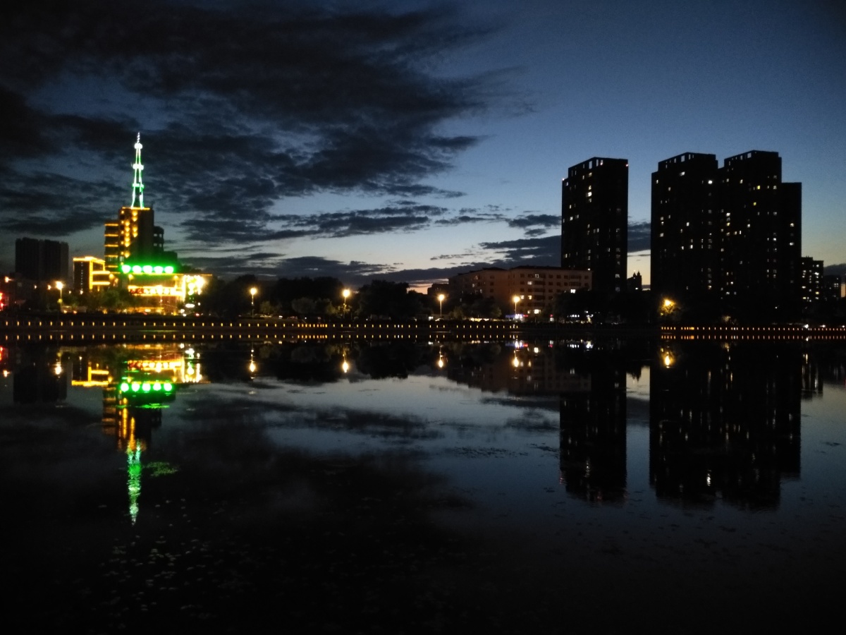 齐齐哈尔劳动湖夜景