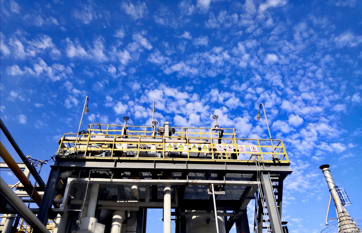 久违的蓝天白云,新能源气代煤功不可没.-工厂一角