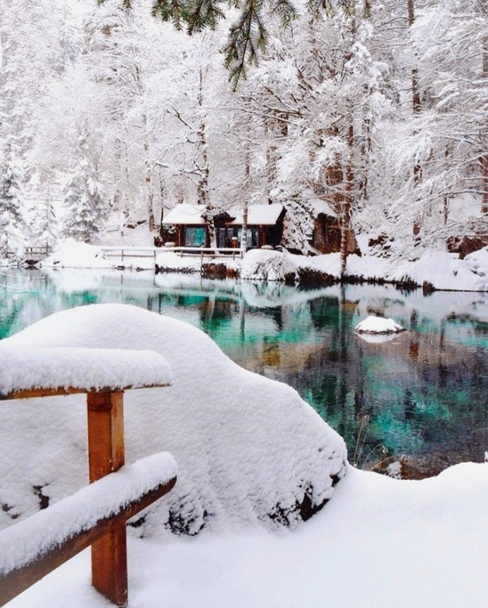 瑞士blausee蓝湖,像一块冰种翡翠.