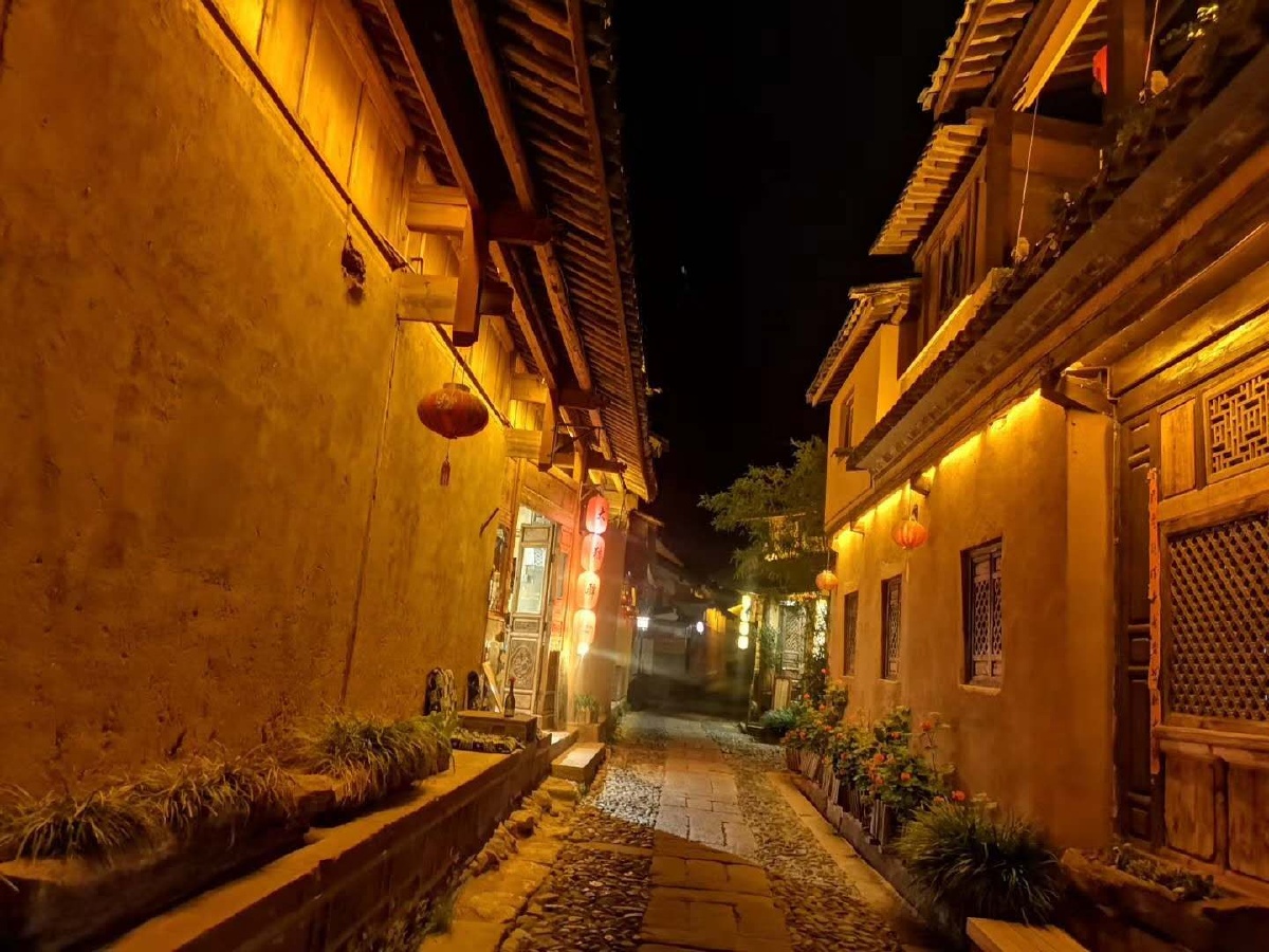 大理沙溪古城夜晚很祥和!