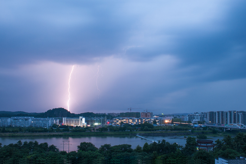 清晨被窗外的阵阵雷声惊醒了,原来是电闪雷鸣