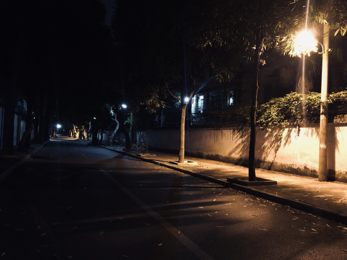 压力如影随形 哪里那么容易就能开心又是失眠的夜 又是连孤独都不敢说